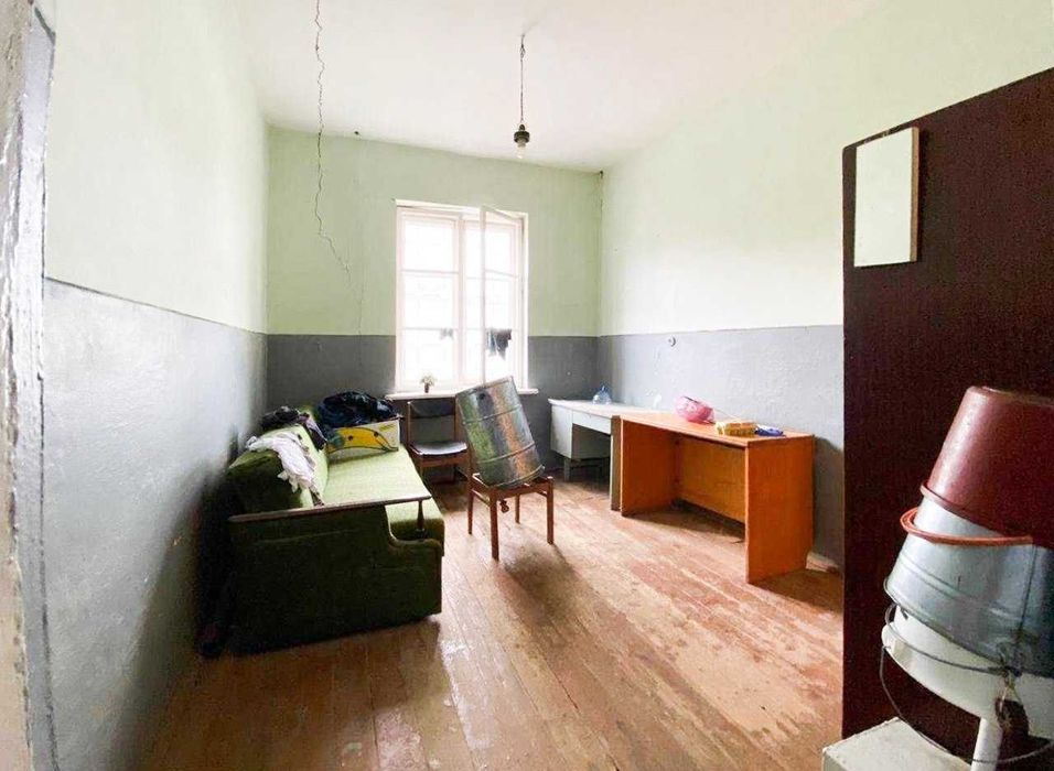 Продам виробничо-складське  приміщення у с. Вістова з рампою .