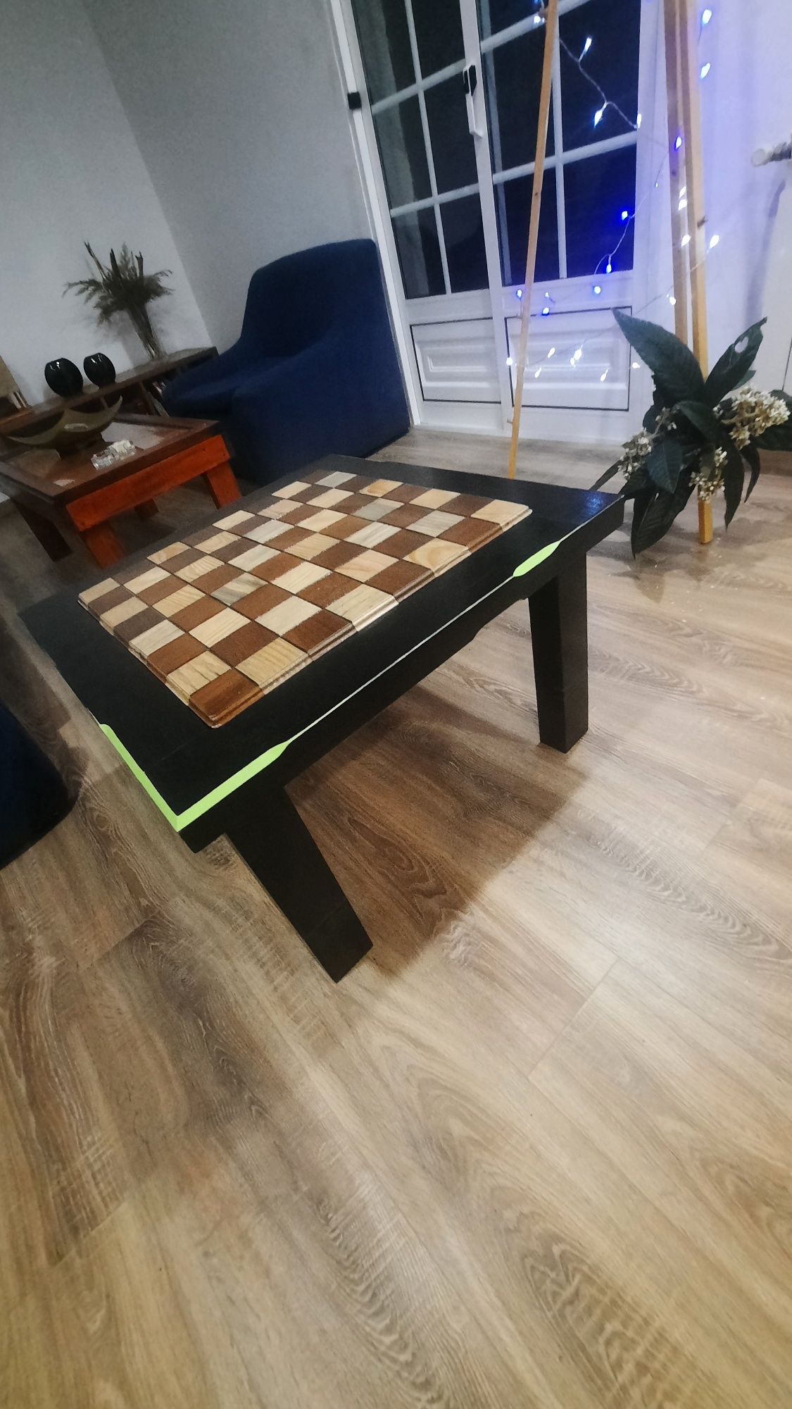 Mesa de centro ou de café contemporânea com tabuleiro xadrez