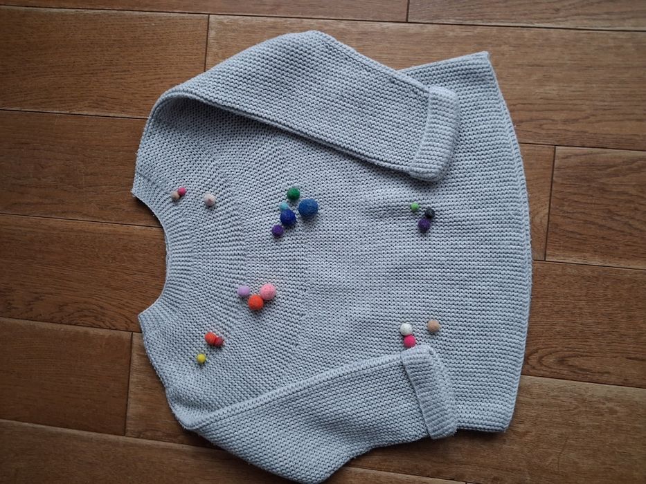 Sweter z pomponikami Zara 104