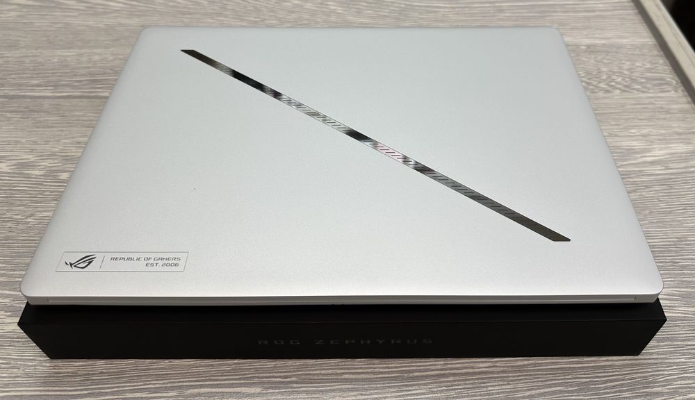 Asus ROG Zephyrus G14 / OLED 120 hz / R9(8) / RTX 4060 / 16 / 1 TB