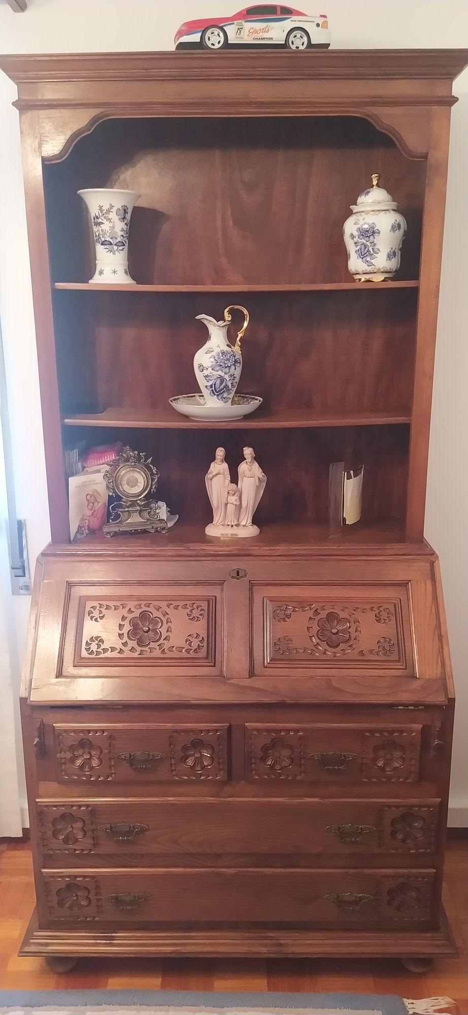Mobília de quarto de solteiro e m castanho maciça.