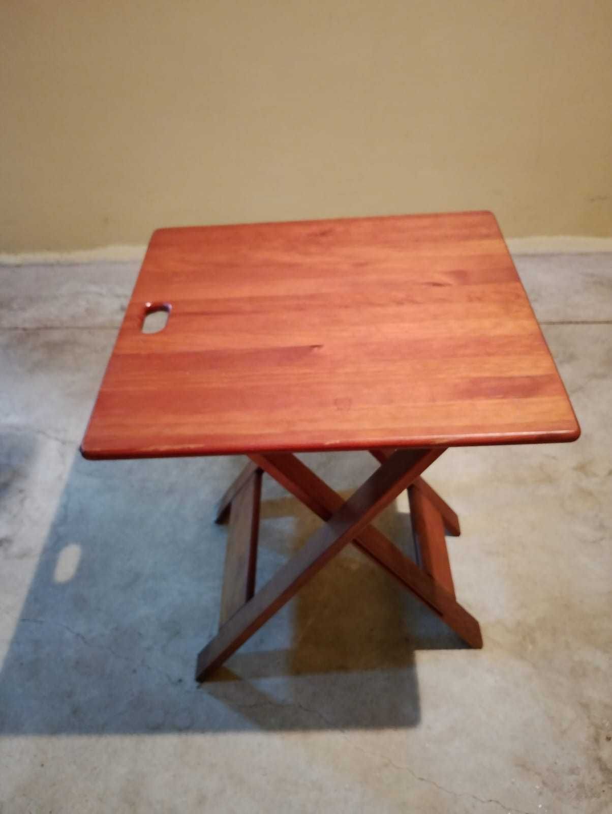 Mesa de apoio Saint Clair e 3 bancos correspondentes