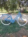 Bicicleta senhora azul BTWIN com cesto.