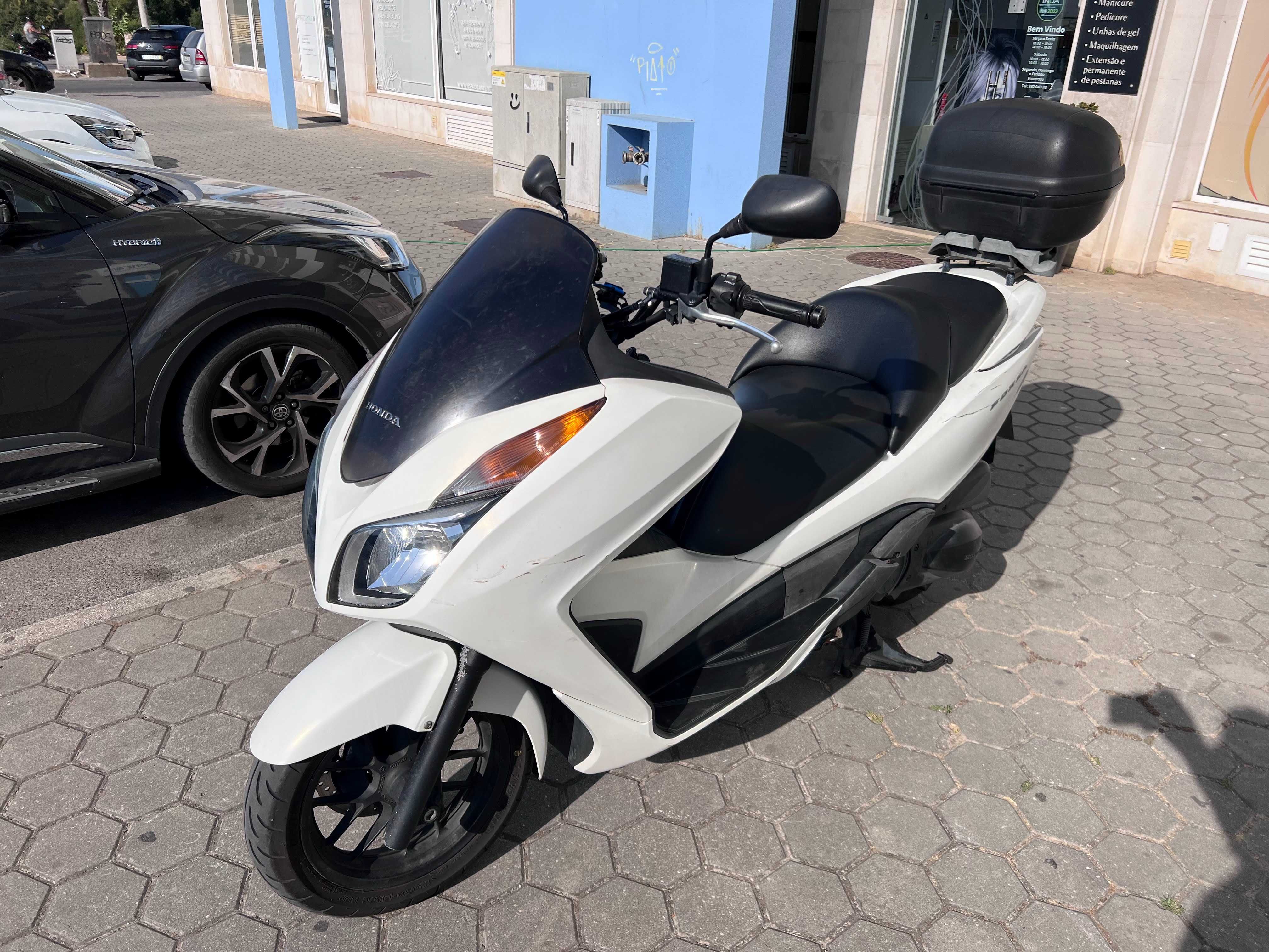 Honda Forza 300 – 2013 – 91.000 km – Bem estimada e manutenção oficial