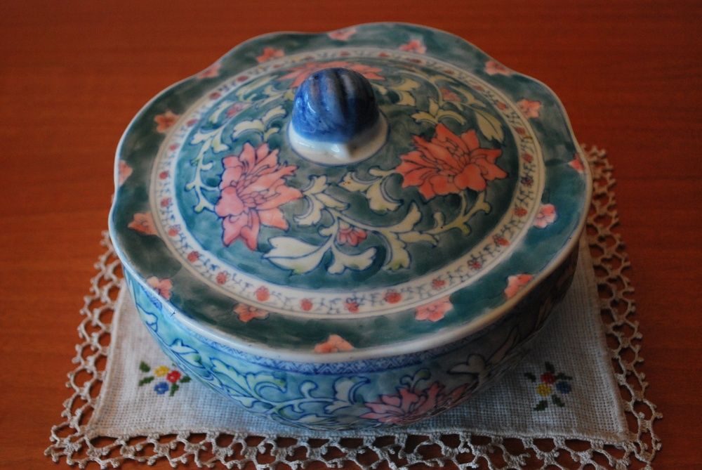 Terrina Antiga Chinesa Motivo Floral em Tons Rosa/Verde/Azul