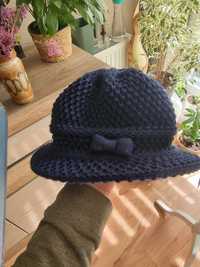 Granatowa czapka kapelusz