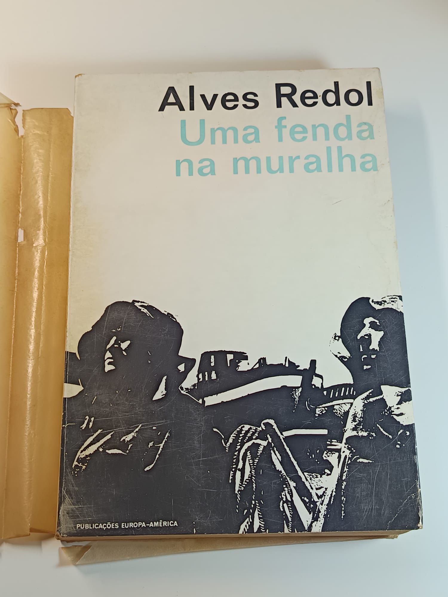 Alves redol - uma fenda na muralha