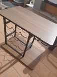 Mesa pequena com garrafeira