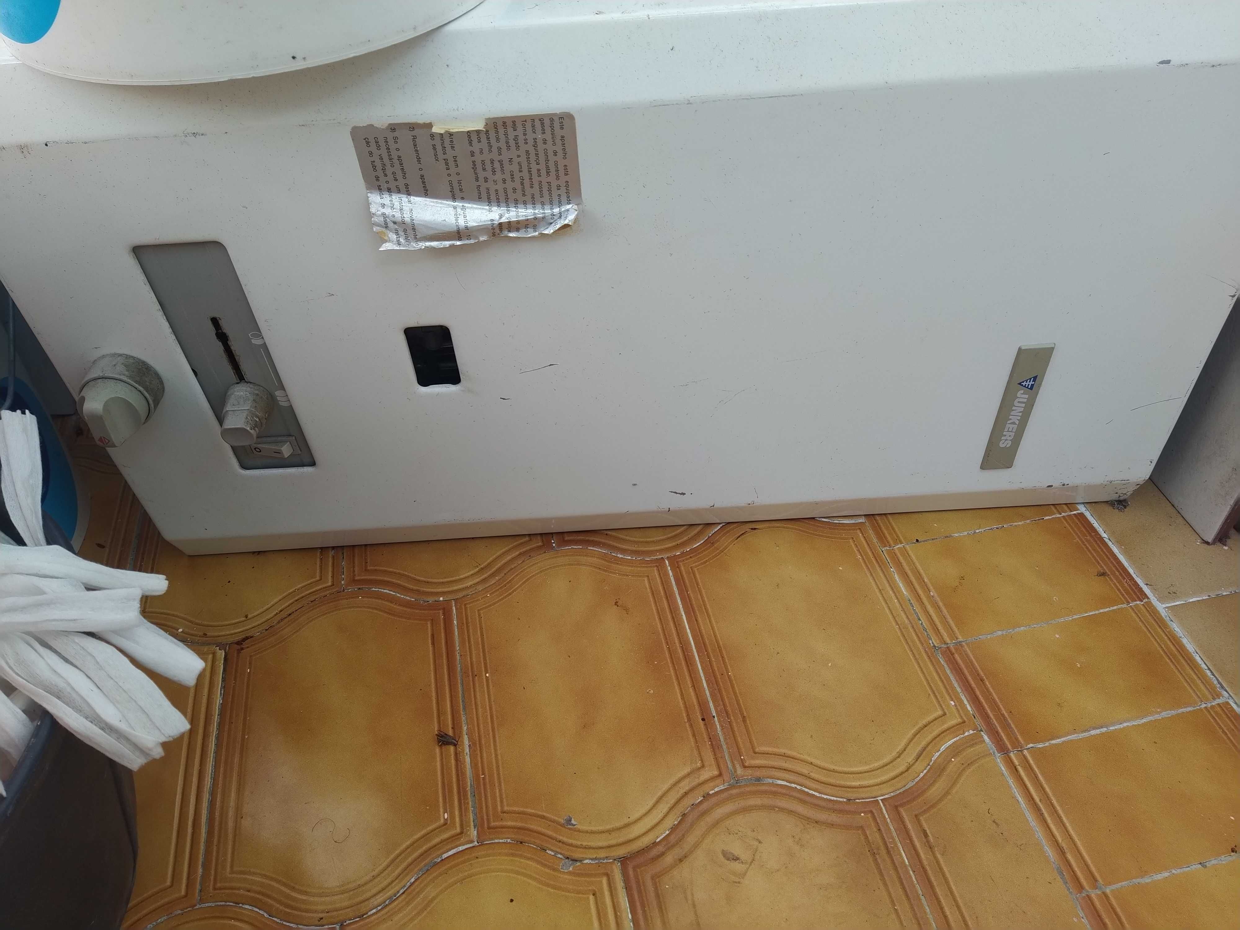 Diverso mobiliário e electrodomésticos - sala, cozinha e casa de banho