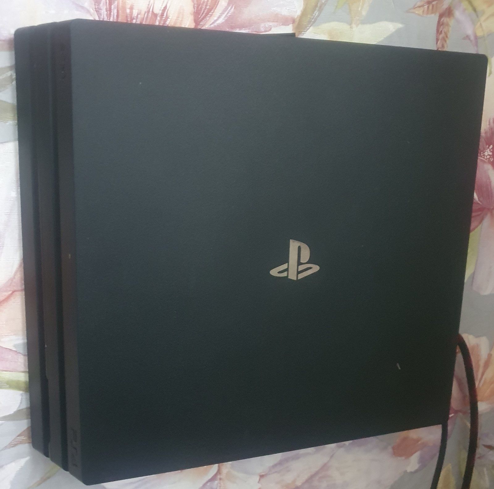 PS 4 Pro 1TB + 2 джойстіка та зарядне