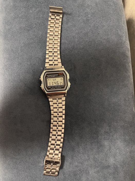 Годинник стильний електронний в ретро-стилі