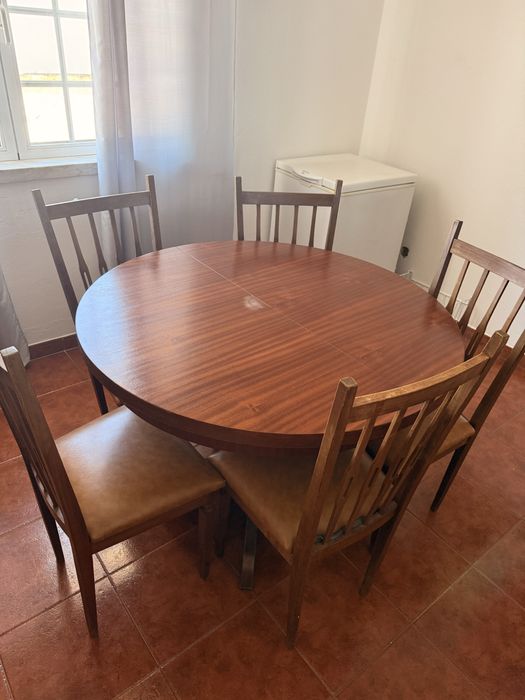 Mesa de jantar extensivel e 5 cadeiras