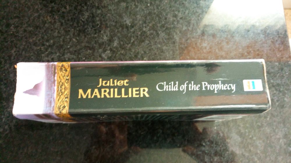 Livros "Child of the Prophecy" e "Condominium"