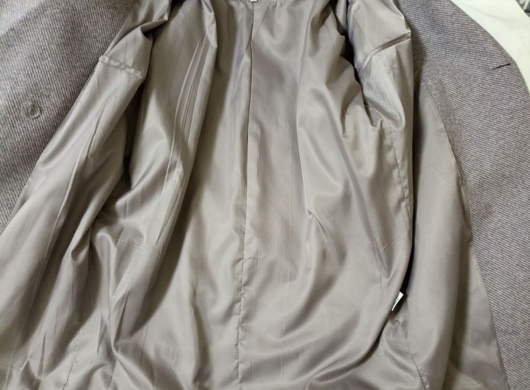 Елегантне сіре пальто з поясом. 54р.