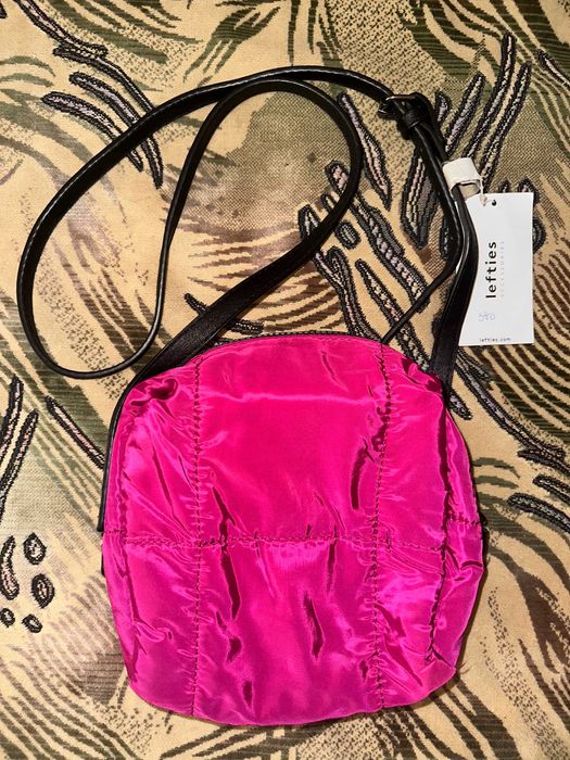 Маленька сумка через плече рожевого кольору