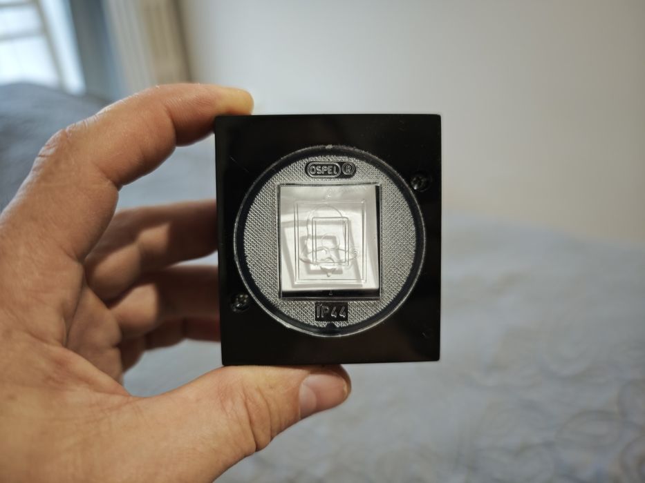 Włącznik pojedynczy, dzwonkowy, natynkowy, w kolorze czarnym.