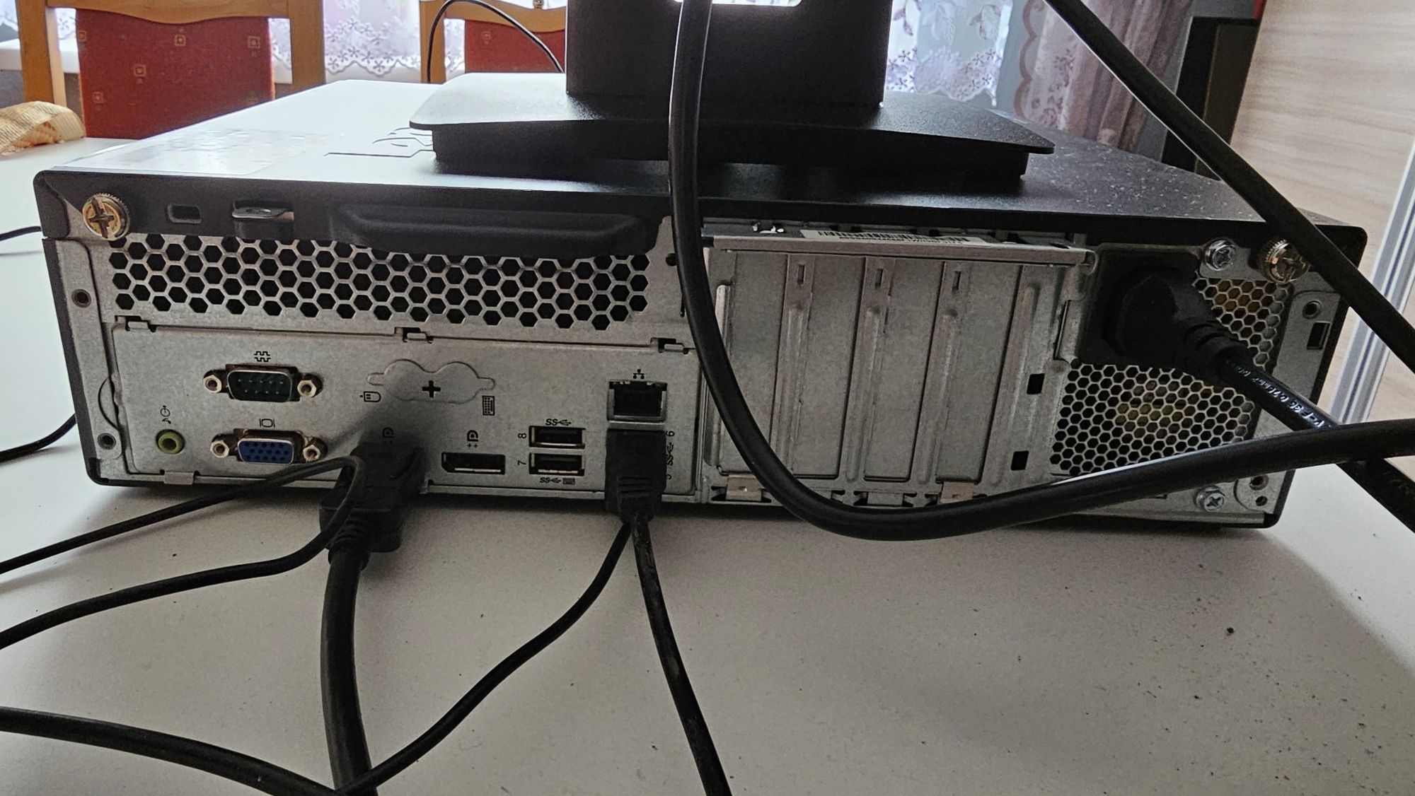 Zestaw komputer ThinkCentre + monitor HP