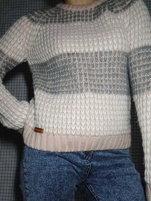 В'язаний светр трьох кольорів