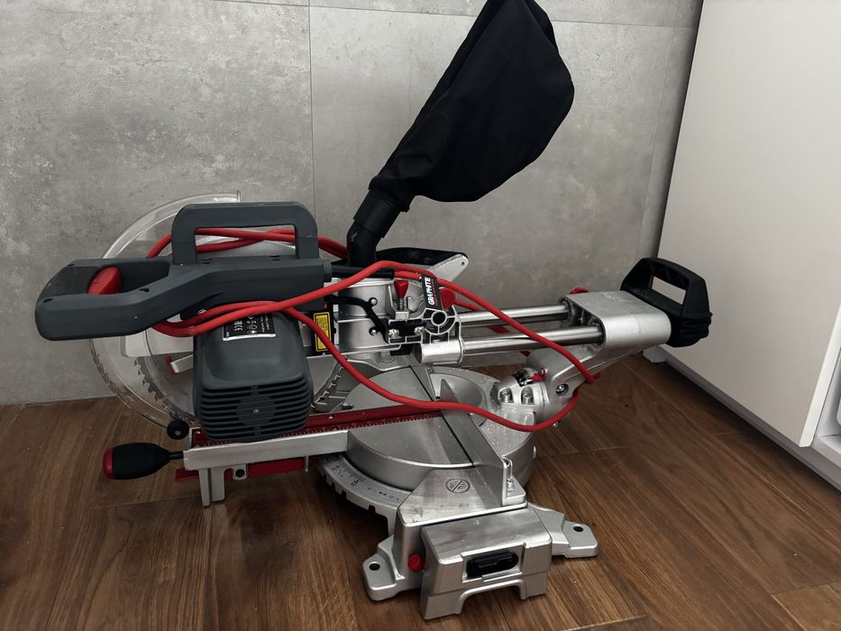 GRAPHITE Pilarka ukosowa 1800W