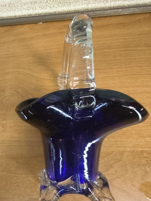 Szklany koszyczek dekoracyjny – ręcznie formowane szkło, kobaltowy