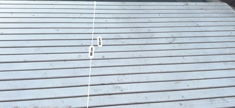 Duzy drewniany stół ogrodowy