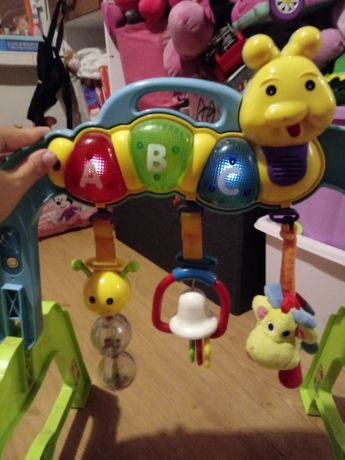 Zabawka grająca pałąk edukacyjny sensoryczny jak mata