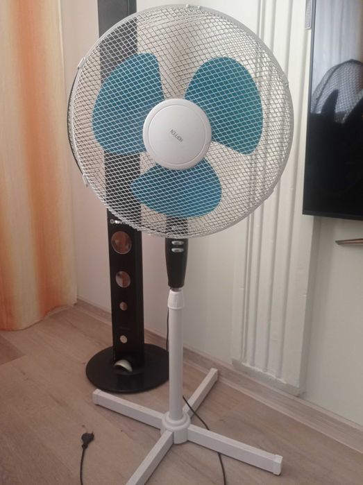 Wentylator podłogowy  dwa stojaki biały i czarny dwa śmigła czarne i n