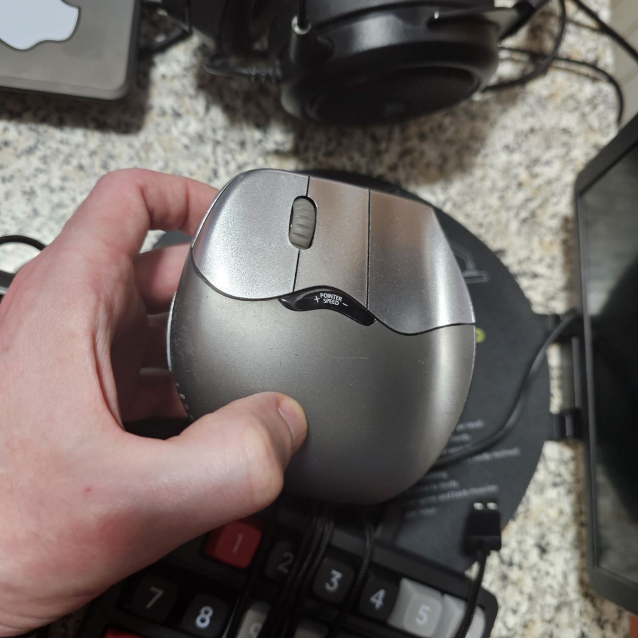 Portátil Asus, 3 Monitores, 1 SAMSUNG Galaxy Buds2 Pro, 3 teclados