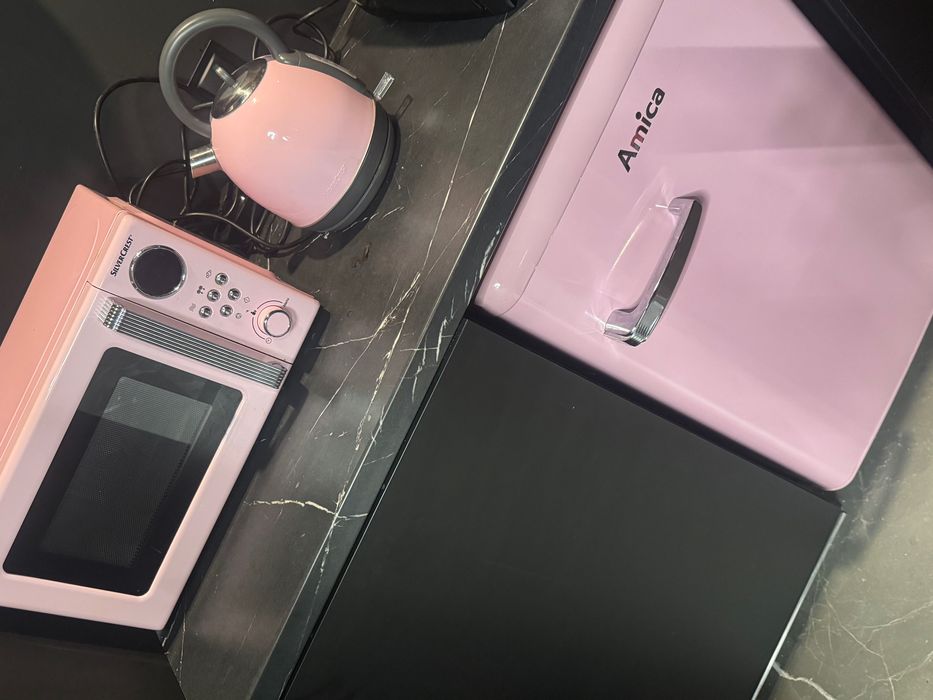 Lodówka różowa AMICA retro