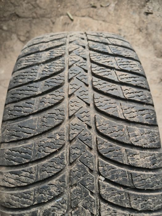 Шина зимова 215 45 r17