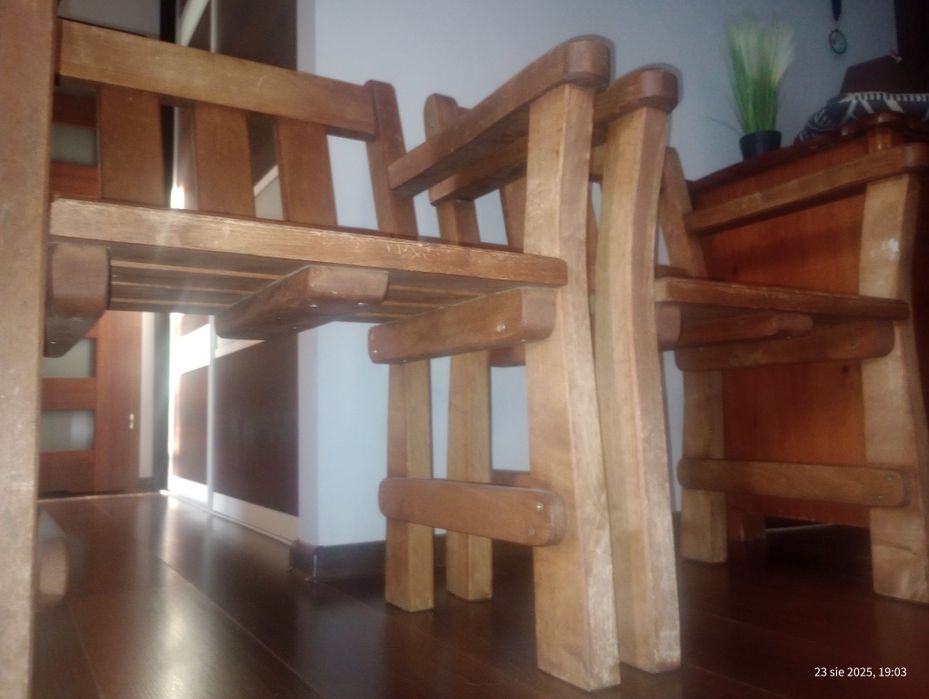 Solidne drewniane krzesła ogrodowe