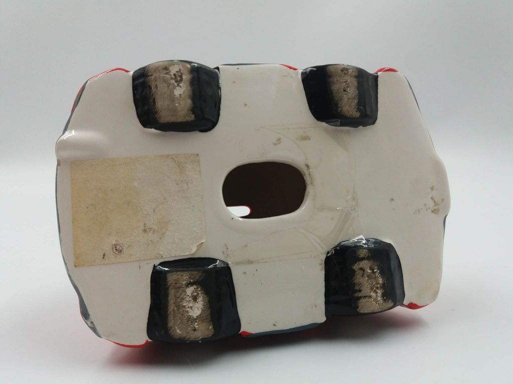 Ładna ceramiczna skarbonka w kształcie samochodu