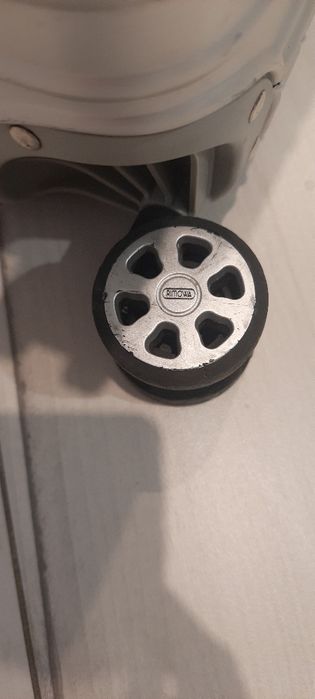 Rimowa walizka na czterech kółkach z wysuwaną rączką