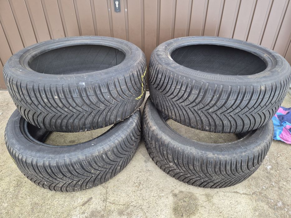 Komplet opon wielosezon Kleber Quadraxer 3 235/45/17