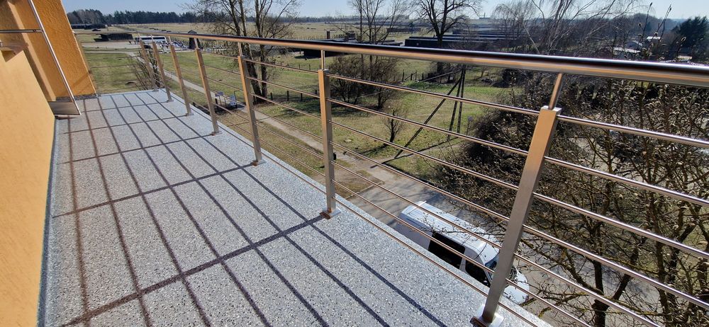 Balustrady malowane proszkowo i ze stali nierdzewnej