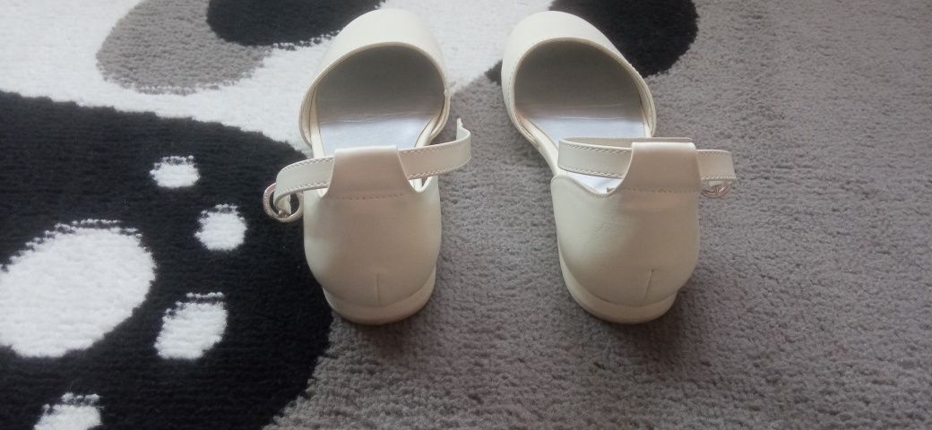 Pantofelki  białe 32