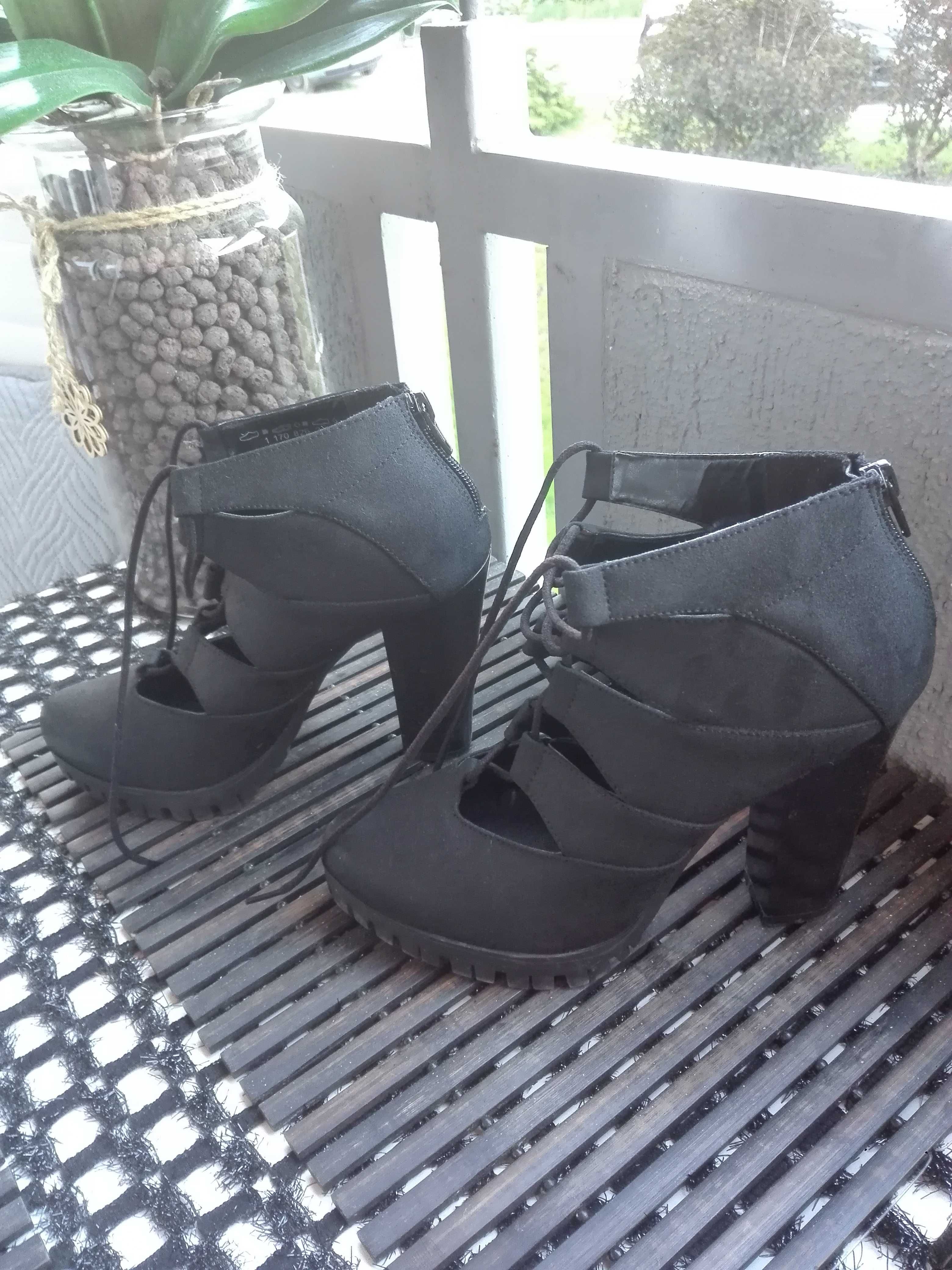 Buty na obcasie GRACELAND wiązane