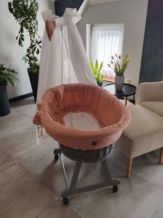 Kołyska. wiklynowy kosz mojżesza.