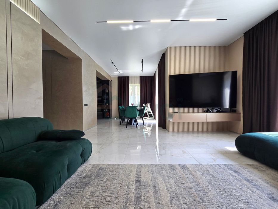 Ліс, тиша, басейн, баня, камін — все, що треба для життя. Лісова Буча