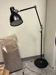 Czarna lampa podłogowa ARÖD, Ikea