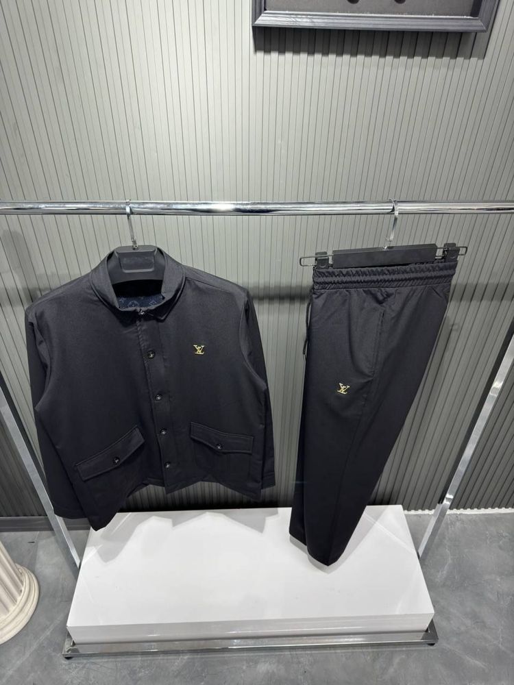 Костюм Hugo Boss,Louis Vuiton