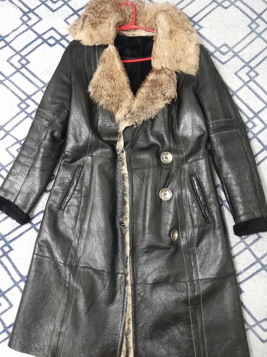 Плащ кожаный с меховым воротником