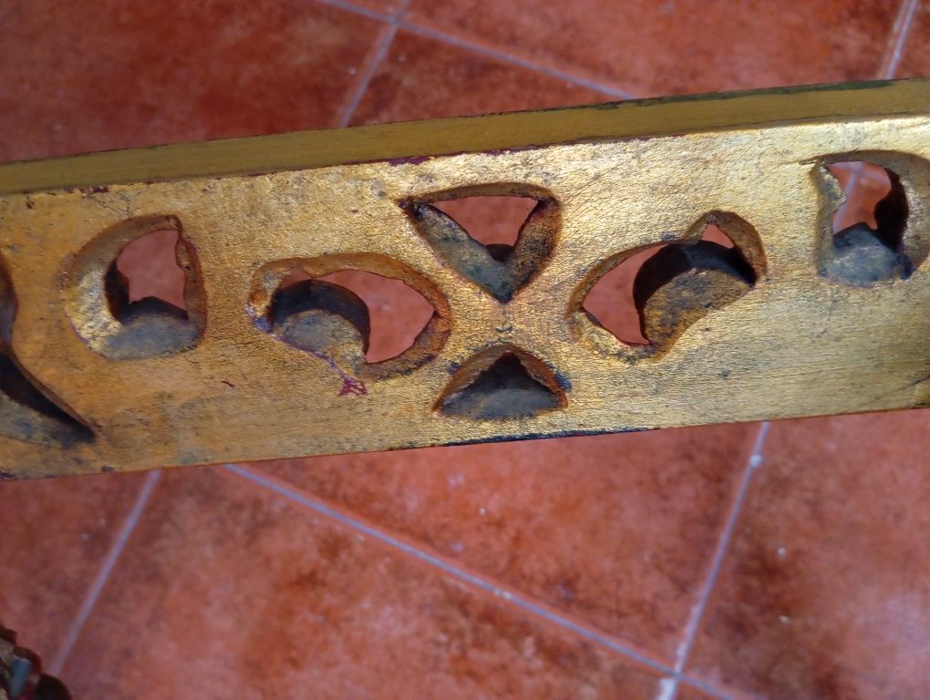 Mesa de apoio em madeira com tampo em granito