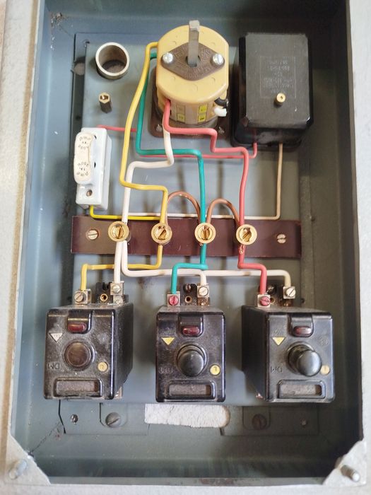 Quadro elétrico antigo completo com três disjuntores e um diferencial