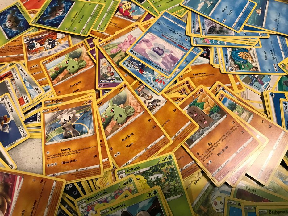 100 oryginalnych kart pokemon TCG każda inna.