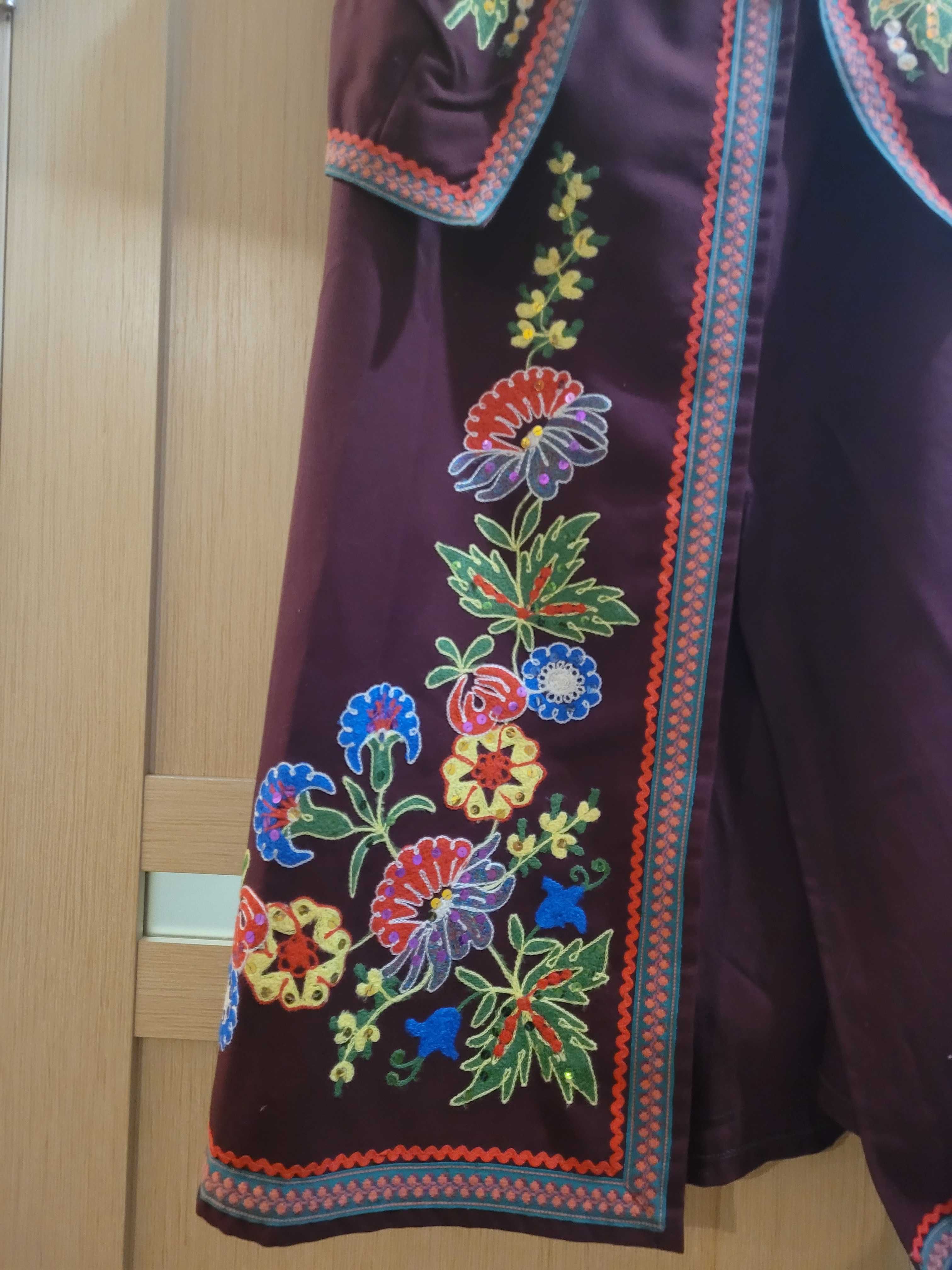 Жіночий вишитий костюм в українському стилі.