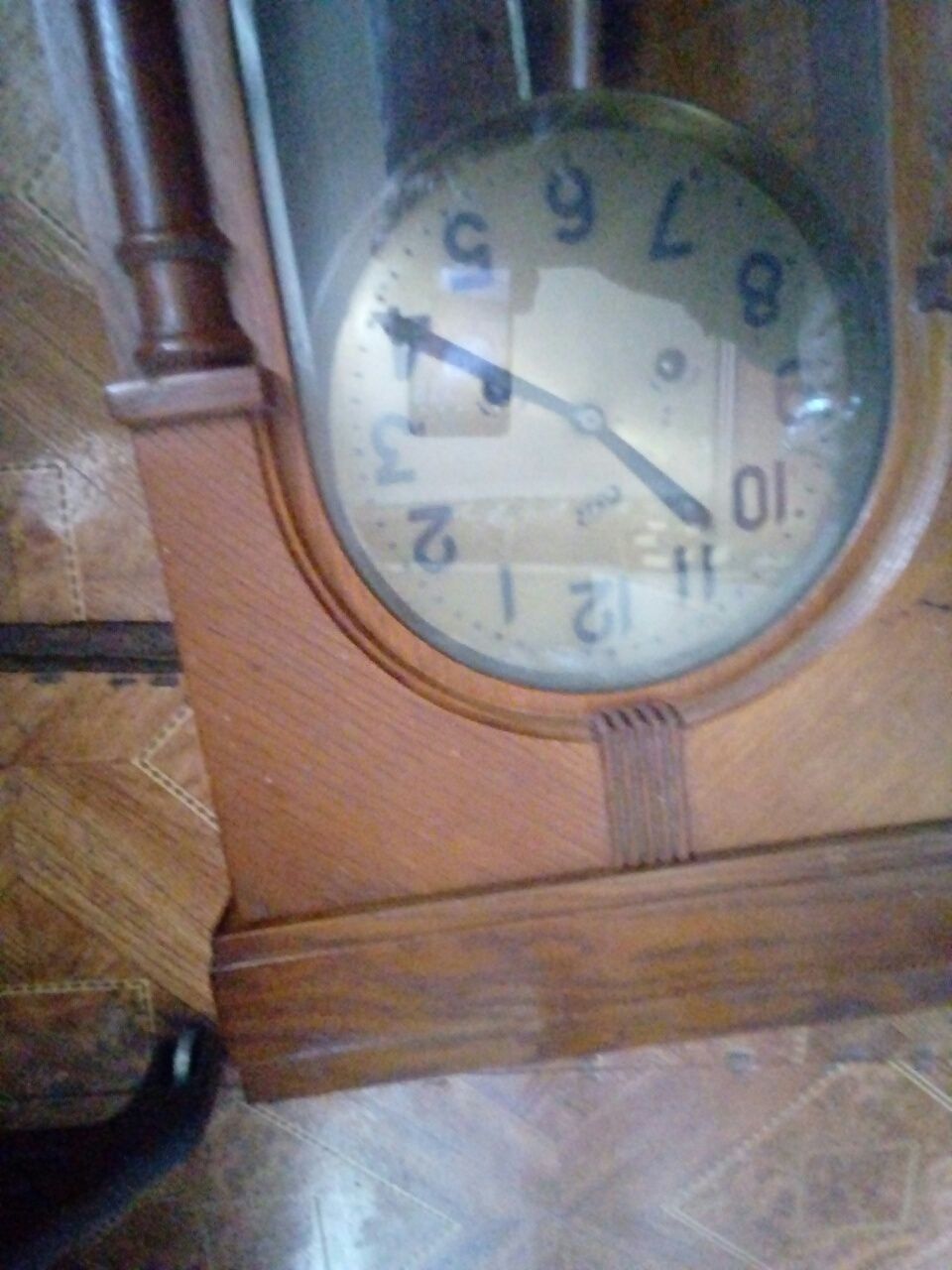 Настенные старинные часы.