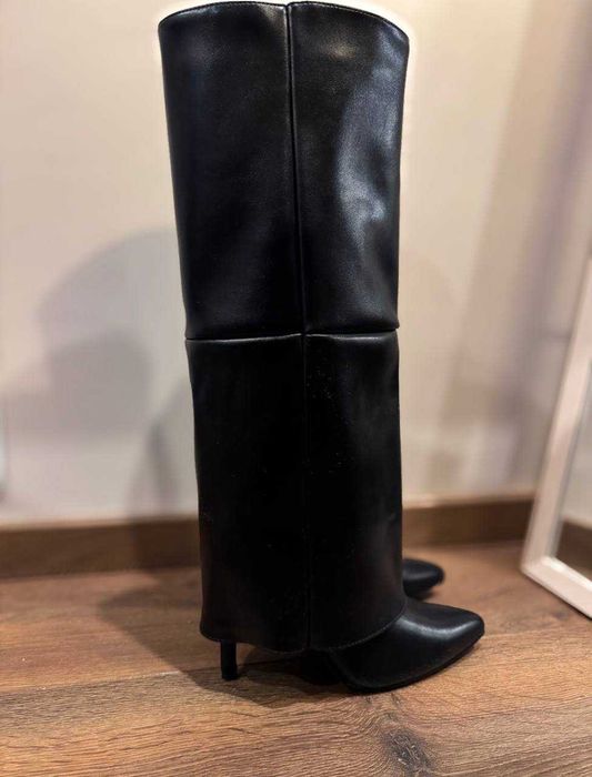 Чоботи на шпильці.