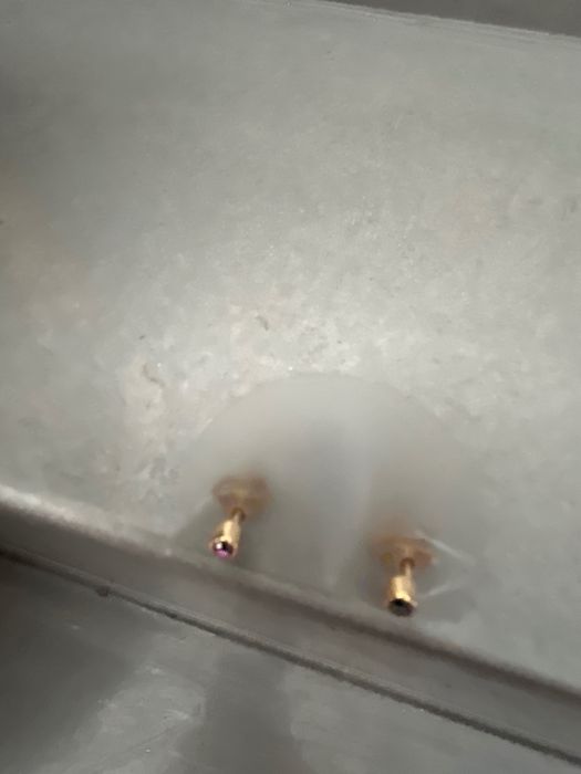 Złote sztyfty z czarnym onyxem TOUS