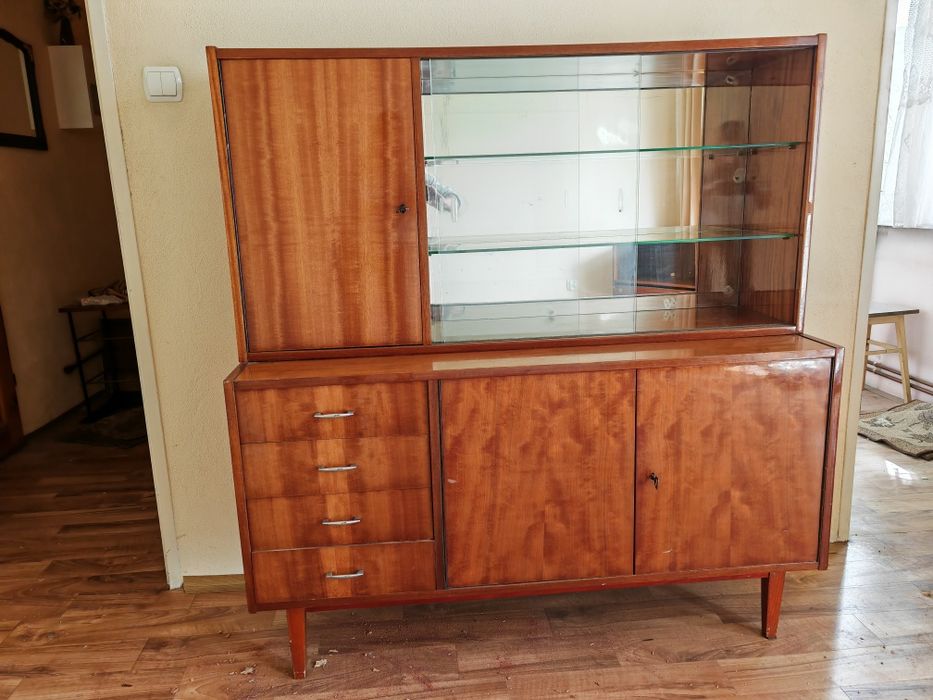 Kredens na połysk PRL